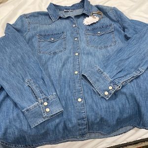 Women’s Chambray snap down top